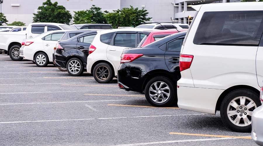 Estacionar veículo em vaga reservada para idosos ou para pessoas com deficiência gera multa e o dever de pagar indenização por danos morais: entenda o dano moral difuso.